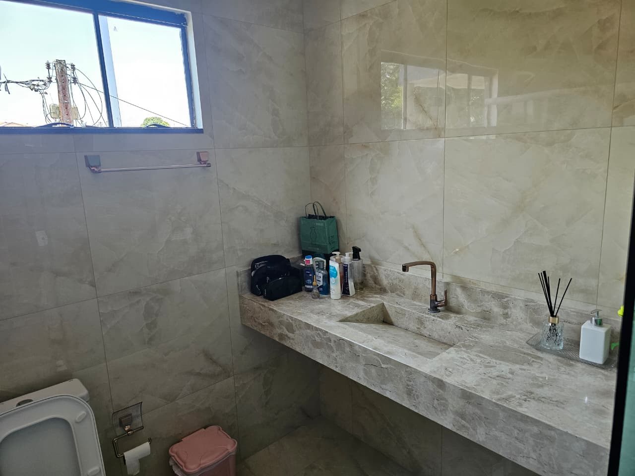 Duplex no Loteamento Conviver, Banheiro com bancada em mármore