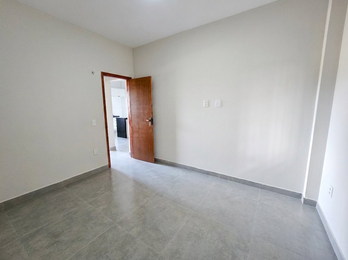 Apartamento no Edifício Castelo Plaza, Quarto 1, vista da porta
