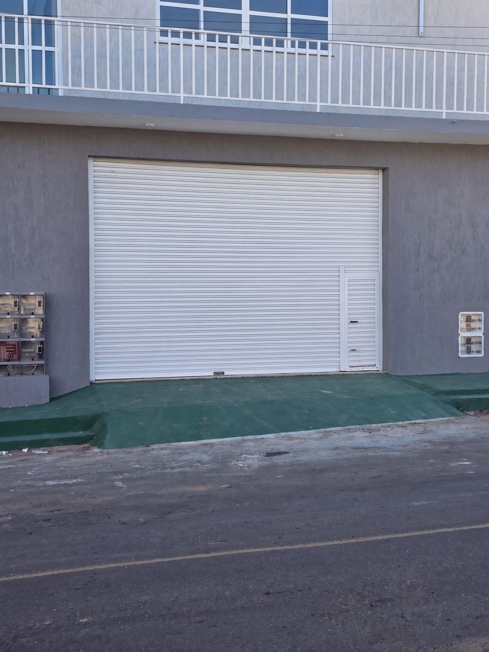 Ponto comercial no Edifício Castelo Plaza, Entrada com porta de enrolar