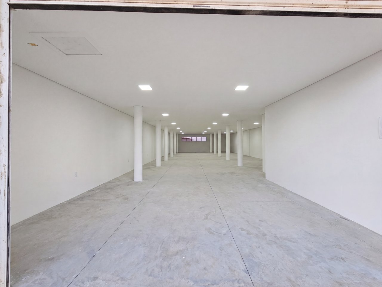 Ponto comercial no Edifício Castelo Plaza, Salão visto da entrada